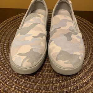 Vionic Camouflage Flats in Gray and Cream